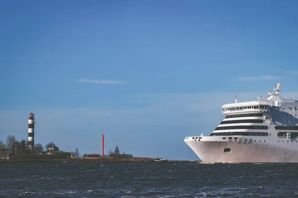 Weißes Kreuzfahrtschiff Fährt Einem Klaren Tag — Stockfoto