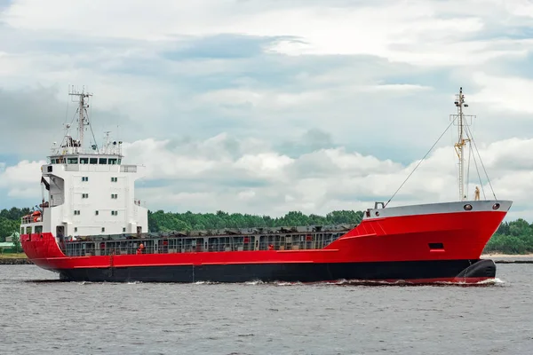 Kırmızı Yeni Kargo Gemisi Yurt Dışında Hareket Avrupa Nın Ürün — Stok fotoğraf