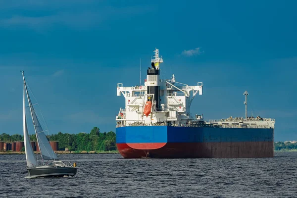 Alma Mal Riga Bağlantı Noktasına Hareket Büyük Mavi Kargo Gemisi — Stok fotoğraf
