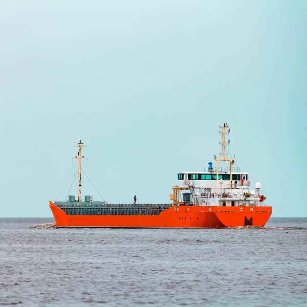 橙色货船移动通过红色容器船在波罗的海 — 图库照片