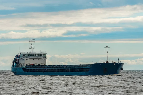 Alma mal. Riga bağlantı noktasına hareket büyük mavi kargo gemisi