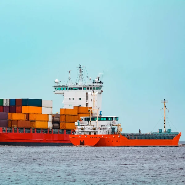 Kırmızı konteyner gemisi. Lojistik ve üretim ihracat