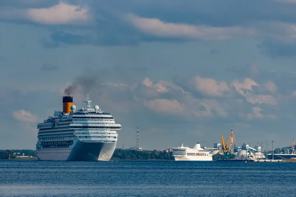 Großes Königliches Kreuzfahrtschiff Unterwegs Reise Und Wellnessdienstleistungen — Stockfoto