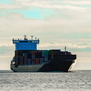 Siyah konteyner gemisi. Global lojistik ve üretim transfer