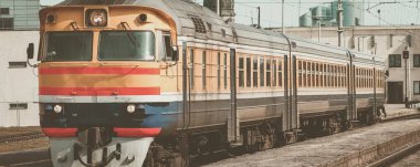 Terminal hareket eski sarı yolcu dizel treni