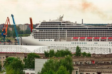 Büyük beyaz kargo liman yelken gemisi cruise