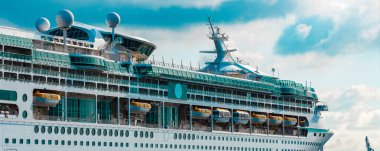 Lüks yolcu gemisi çalışmalar devam etmektedir. Tur seyahat ve spa hizmetleri