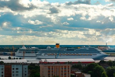 Riga'da iki cruise gömlekleri. Tur seyahat ve spa hizmetleri