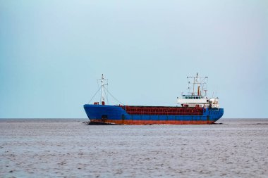 Alma mal. Riga bağlantı noktasına hareket büyük mavi kargo gemisi