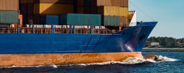 Mavi konteyner gemisi seyahat. Lojistik ve nakliye sanayi