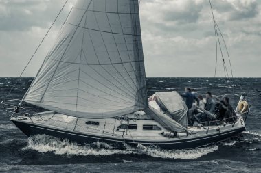 Mavi yelkenli fırtınalı denizde bir seyahat. Regata yolculuk. Tonda