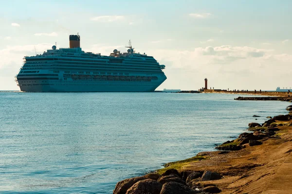 Grote Koninklijke Cruise Liner Onderweg Reizen Wellness Diensten — Stockfoto