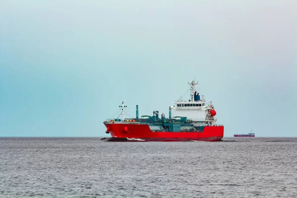 Kırmızı Tanker Toksik Maddeler Petrol Ürünleri Aktarma — Stok fotoğraf