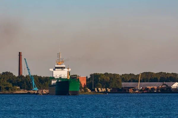 Yeşil Kargo Gemisi Liman Açık Bir Günde Bırakır — Stok fotoğraf