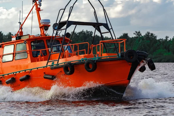 Barco Piloto Naranja Que Mueve Por Río Europa Servicio Rescate —  Fotos de Stock
