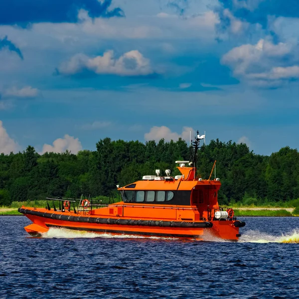 Barco Piloto Naranja Que Mueve Por Río Europa Servicio Rescate — Foto de Stock