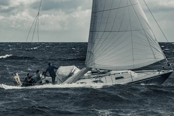 Velero Azul Viaje Mar Tormentoso Viaje Regata Tonificado — Foto de Stock