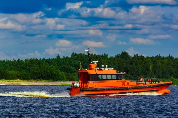 Barco Piloto Naranja Que Mueve Por Río Europa Servicio Rescate — Foto de Stock