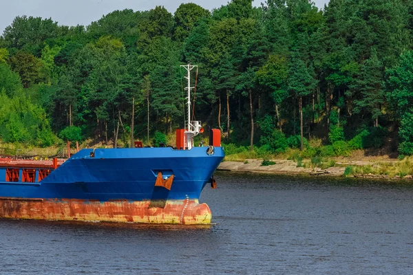 Blauwe Vrachtschip Met Lange Bereik Graafmachine Verhuizen Naar Poort — Stockfoto