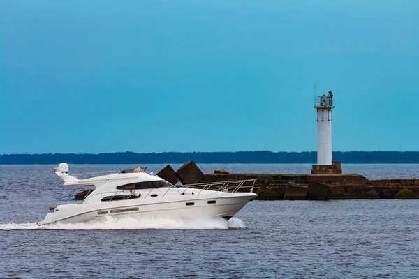 Білий Швидкісний Катер Рухається Швидко Балтійського Моря Водного Спорту — стокове фото
