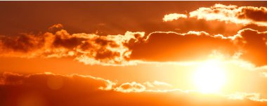 Baltık Denizi üzerinde sıcak ve romantik günbatımı. Sakin manzara