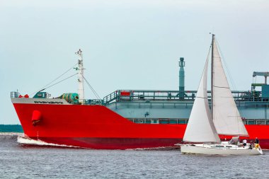 Kırmızı tanker. Toksik maddeler ve petrol ürünleri aktarma