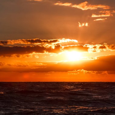 Baltık Denizi üzerinde sıcak ve romantik günbatımı. Sakin manzara