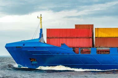 Mavi kargo konteyner gemisi tam devam yüklü