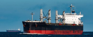 Siyah bulker gemi. Lojistik ve mal nakliyatı