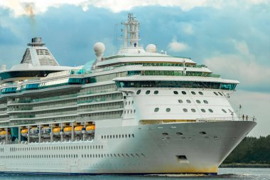 Beyaz cruise gemisi denize bulutlu gün hareketli