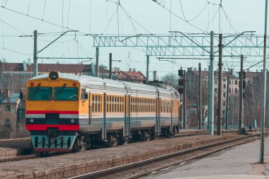Terminal hareket eski sarı yolcu dizel treni