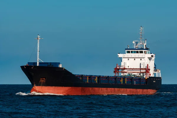 黑货船船物流与商品运输 — 图库照片