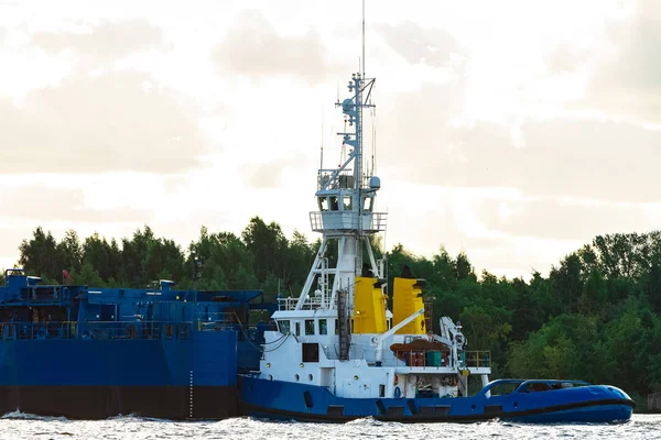 Kék Vontatóhajó Hajó Áthelyezése Rakomány Terminál Ipari Szolgáltatások — Stock Fotó