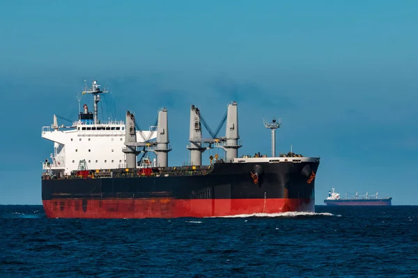 Siyah bulker gemi. Lojistik ve mal nakliyatı