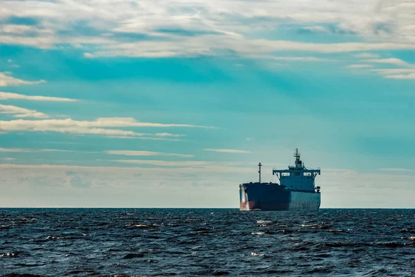 Import Árut Rigai Kikötő Mozgó Nagy Kék Teherhajó — Stock Fotó
