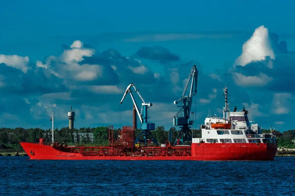 Rotes Frachtschiff Bewegt Sich Auf Dem Fluss — Stockfoto