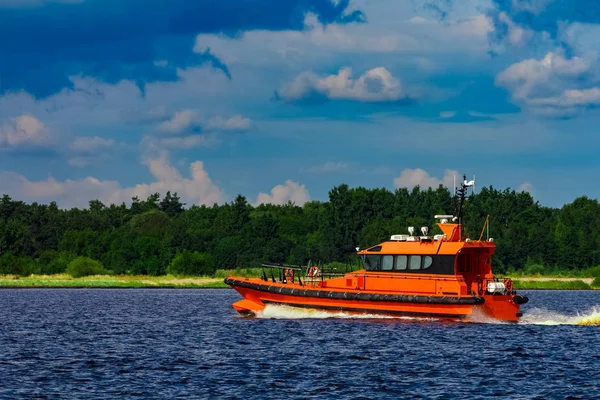 Turuncu Pilot Tekne Avrupa Nehrin Yanında Hareketli Kurtarma Servisi — Stok fotoğraf