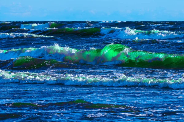 Παραλία Καλοκαίρι Στον Ωκεανό Πράσινα Κύματα Στην Ηλιόλουστη Μέρα — Φωτογραφία Αρχείου
