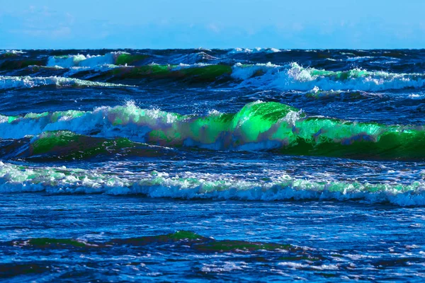 Sommar Hav Strand Med Gröna Vågor Solig Dag — Stockfoto