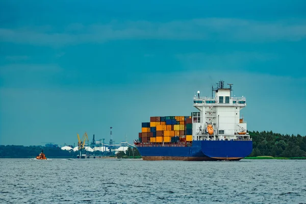 Mavi konteyner gemisi tam hareketli denizden dolu