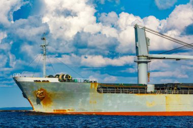 Gri kargo gemisi. Lojistik ve mal nakliyatı