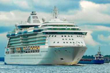 Beyaz cruise gemisi denize bulutlu gün hareketli