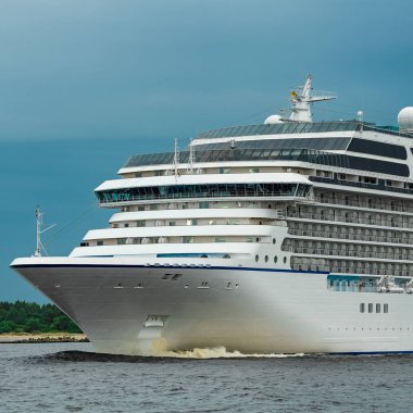 Beyaz cruise gemisi denize bulutlu gün hareketli