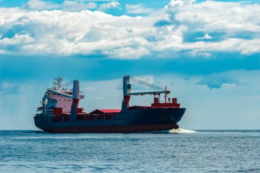 Alma mal. Riga bağlantı noktasına hareket büyük mavi kargo gemisi