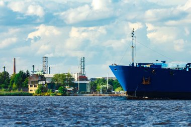Alma mal. Riga bağlantı noktasına hareket büyük mavi kargo gemisi