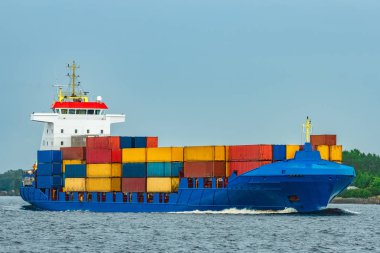 Mavi kargo konteyner gemisi tam devam yüklü