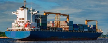 Mavi konteyner gemisi. Dünya lojistik ve üretim transfer