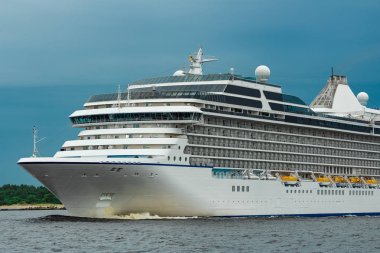 Beyaz cruise gemisi denize bulutlu gün hareketli