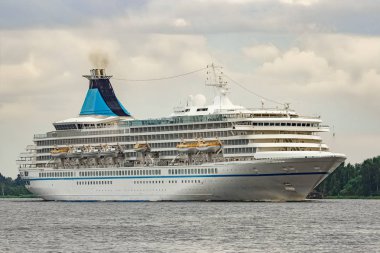 Beyaz cruise liner Baltık Denizi bulutlu günde yelken
