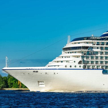 Baltık Denizi açık gün yelken büyük beyaz yolcu gemisi